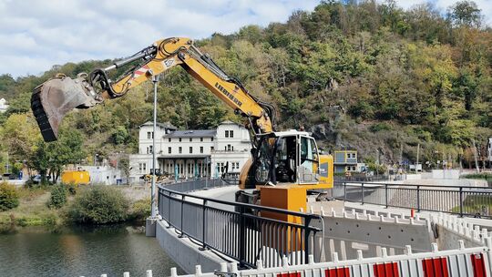 Noch ist schweres Baugerät auf und neben der Lahnbrücke in Balduinstein im Einsatz.