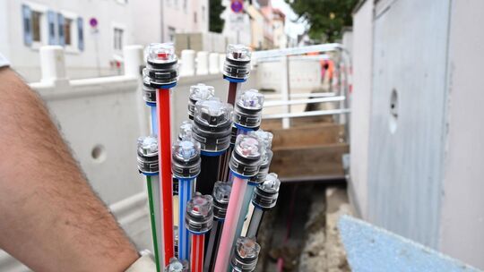 Auf einer Baustelle werden Glasfaseranschlüsse für private Haushalte für Internet, TV und Kommunikation verlegt (Symbolfoto). Be