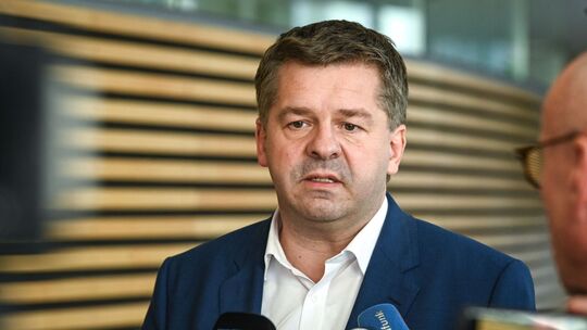 Sven Schulze spricht nach CDU-Fraktionsversammlung vor der Presse Sven Schulze spricht nach CDU-Fraktionsversammlung vor der Presse