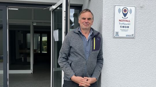 Ortsbürgermeister Georg Holl vor der Aubachhalle, die inzwischen auch Notfalltreffpunkt ist, Doch ausgerechnet sie hat der Torna Ortsbürgermeister Georg Holl vor der Aubachhalle, die inzwischen auch Notfalltreffpunkt ist, Doch ausgerechnet sie hat der Torna
