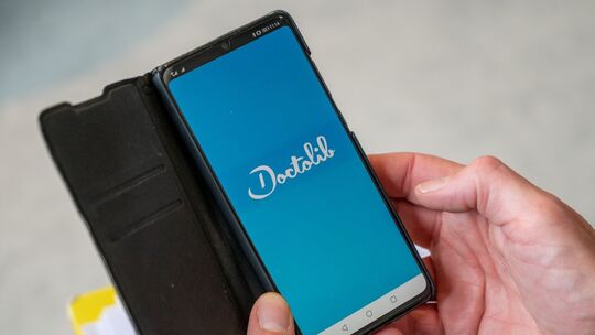 Doctolib-App auf einem Smartphone Doctolib-App auf einem Smartphone