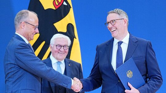 Ernennungsurkunde für Arbeitsminister Schweitzer Ernennungsurkunde für Arbeitsminister Schweitzer