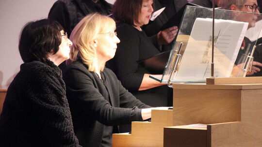 Helga Maria Lange ist Dekanatskirchenmusikerin im Dekanat Siegen und übernahm die Orgelpartien im Konzert.