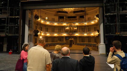 Bei einem Rundgang über die Theaterbaustelle in Koblenz gab es einen Blick hinter die Kulissen der Sanierung.