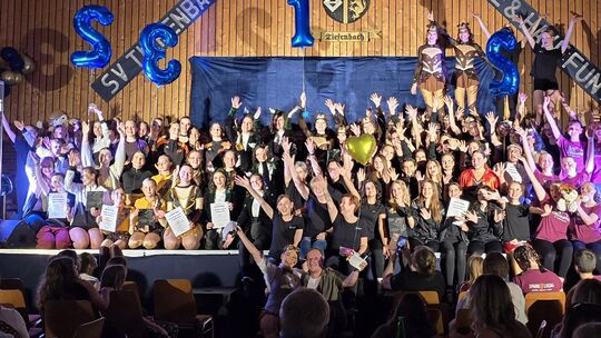 Volles Haus und am Ende auch volle Bühne in der Tiefenbacher Wildburghalle: Die dritte Hunsrück Dance Competition des Turngaus H
