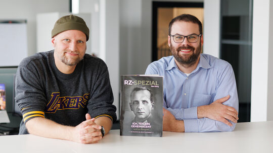 Christian Mack (l.) und Maximilian Eckhardt mit dem RZ-Spezial Magazin über Boris Skossyreff.