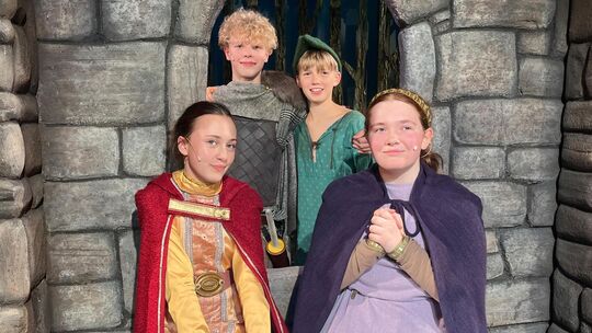 In 20 Vorstellungen bringt das Koblenzer Jugendtheater von diesem Freitag an die Legende um Robin Hood (David Keßler, hinten rec