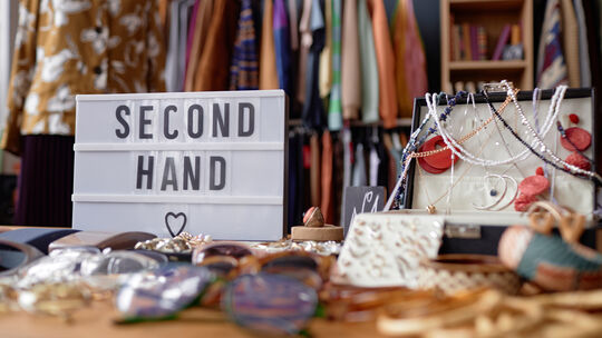Kleidung, Schmuck und Accessoires aus zweiter Hand sind längst mehr als eine günstige Alternative. Am Samstag öffnet die Kirche