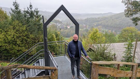 Michael Bauer, Ortsvorsteher Freusburg, freut sich über die neue Aussichtsplattform.