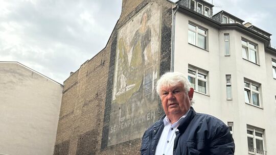 Ginge es nach Götz Riedel, würde die rund 100 Jahre alte Wandreklame in der Koblenzer Bahnhofstraße längst wieder in ihrem urspr Ginge es nach Götz Riedel, würde die rund 100 Jahre alte Wandreklame in der Koblenzer Bahnhofstraße längst wieder in ihrem urspr