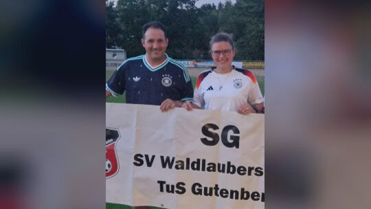 Zwei, die dem Kerbespiel in Waldlaubersheim ihren Stempel aufdrückten: Jessica Zuck gab ihre Heim-Premiere, und Björn Strack ret