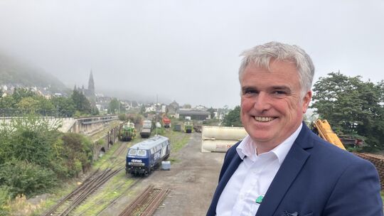 Im Brohler Umladebahnhof treffen sich Normalspur- und Schmalspurgleise. Hier wird auch des Phonolith-Gesteinsmehl aus dem Brenke