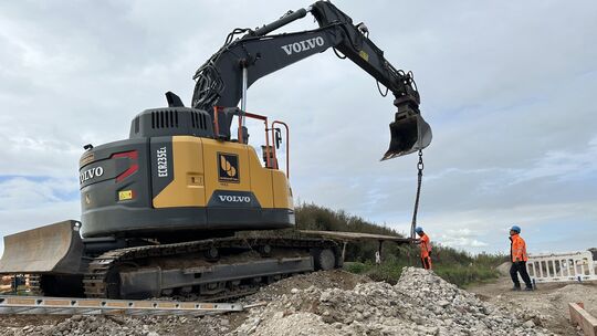 Der Bagger hat im Neubaugebiet in Urmitz viel zu tun. Hier finden noch die Tiefbauarbeiten statt. Das heißt: Rohre, Leitungen un