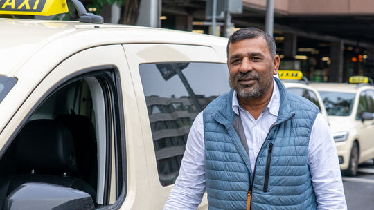 Rashid Ahmed ist mit seinem Unternehmen „Taxi Rashid“ in Koblenz aktiv.