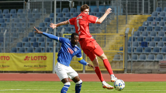 Tim Esten (rotes Trikot) ist einer, auf den Fatih Cift ganz große Stücke hält. Der Coach des FC Rot-Weiss Koblenz weiß aber, das