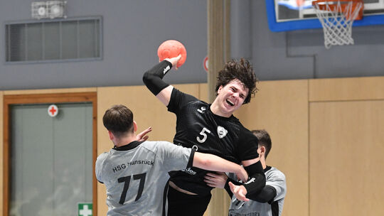 Durchsetzungsvermögen und Nehmerqualitäten sind am Samstagabend von Louis Herbel (am Ball) und Co. in Daun besonders gefragt.