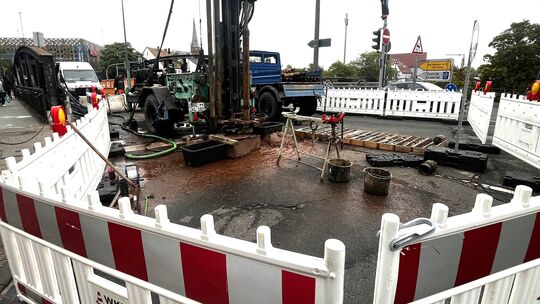 Momentan werden die Bohrungen auf der Südseite der Ochsenbrücke vorgenommen.