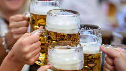 „Oans, zwoa, g’suffa!“ – auch in Mainz? Ein neues Zelt könnte die Lösung für den Konflikt rund um das Oktoberfest in Hechtsheim