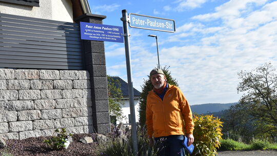 Das Hinweisschild über Pater Anton Paulsen OMI hat Helmut Rosenbaum mit den Vorstandsmitgliedern des Kulturvereins in Niederlütz