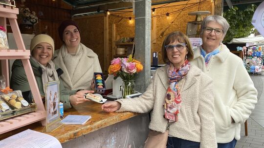 Lucia Kranz (links) und Theresa Goka Dehen (zweite von links) ziehen viele Schleckermäuler an. Auf dem Krammarkt beim Lukasmarkt