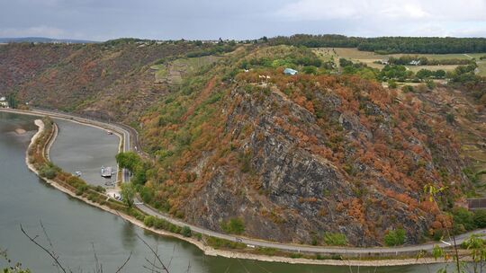 Die Bundesstraße B42 führt am Loreley-Felsen am Rhein entlang. Nach einem Felsabbruch am Loreley-Felsen ist sie auf unbestimmte