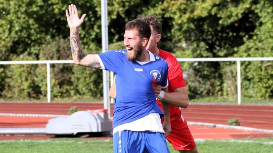 Der Regionalliga-erfahrene Hendrik Hillen (in Blau, hier beim Auswärtsspiel gegen die SG Augst) und seine Mitspieler des FC Mett Der Regionalliga-erfahrene Hendrik Hillen (in Blau, hier beim Auswärtsspiel gegen die SG Augst) und seine Mitspieler des FC Mett