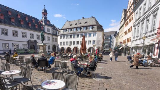 Der Jesuitenplatz mit gefragter Außengastronomie: Einheimische und Gäste lieben die Koblenzer Altstadt. Das belegt nun auch eine