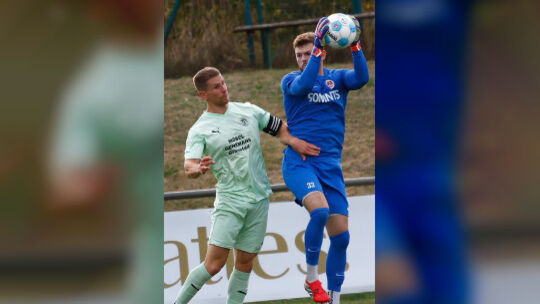 Die Nummer eins der SG Hüffelsheim: Tobias Edinger (rechts) hat sich im Torwart-Casting des Verbandsligisten durchgesetzt.