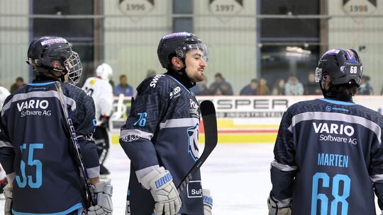 Der EHC Neuwied um Tom Stumpe (Mitte) sieht sich weiterhin als Underdog in der Oberliga Nord. Das soll auch der Sensationssieg g Der EHC Neuwied um Tom Stumpe (Mitte) sieht sich weiterhin als Underdog in der Oberliga Nord. Das soll auch der Sensationssieg g
