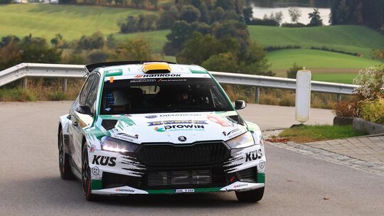 Marijan Griebel und seine Co-Pilotin Ella Kremer landeten in ihrem Skoda Fabia Rally2 diesmal nur auf Rang fünf und verloren die Marijan Griebel und seine Co-Pilotin Ella Kremer landeten in ihrem Skoda Fabia Rally2 diesmal nur auf Rang fünf und verloren die