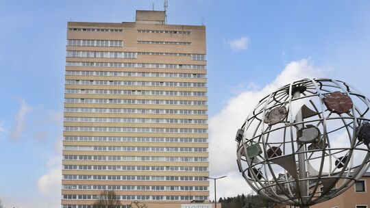 In der Diamant- und Edelsteinbörse Idar-Oberstein befindet sich das Opal-Hotel. Brandschutz-Mängel sorgen dafür, dass das Gebäud In der Diamant- und Edelsteinbörse Idar-Oberstein befindet sich das Opal-Hotel. Brandschutz-Mängel sorgen dafür, dass das Gebäud
