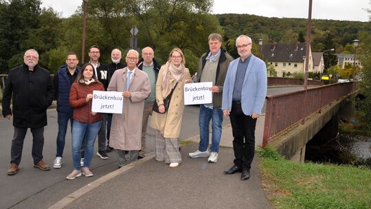 Beim Ortstermin an der Reidenbachbrücke über die Nahe in Kirn: Die Brücke erschließt das Gewerbegebiet links der Nahe mit den Fi