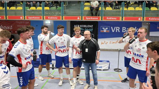 HB-Coach Frank Knipp (in schwarz) und seine Schützlinge hatten eine spielfreie Zeit von rund einem Monat.