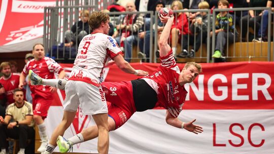 In Schräglage: Lukas Wichmann (am Ball) und der HVV stecken im Abstiegskampf und befinden sich zwei bis vier Punkte hinter dem e