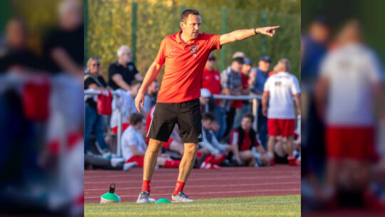 „Dort steht das Tor“, scheint Pascal Geibel, der Trainer des SC Birkenfeld, zu zeigen. Doch seine Spieler trafen die Hütte beim