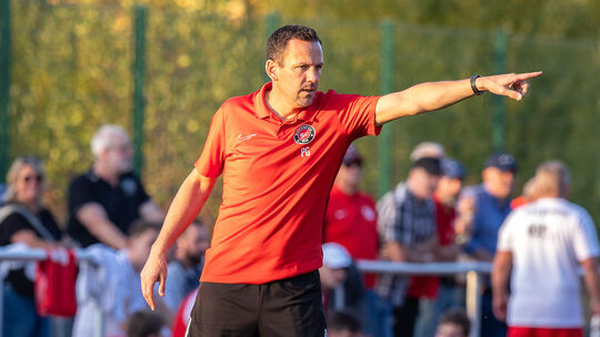 „Dort steht das Tor“, scheint Pascal Geibel, der Trainer des SC Birkenfeld, zu zeigen. Doch seine Spieler trafen die Hütte beim