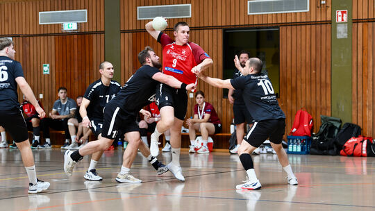Lukas Fischer zählt vorne wie hinten zu den prägenden Figuren im Spiel der Oberliga-Handballer des TuS Holzheim. Am Samstagabend