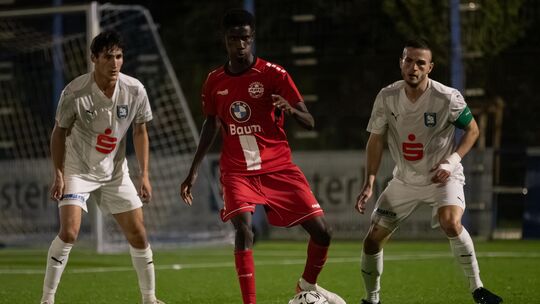 Ebrima Demba (Mitte) war einer der Spieler, die im Pokalspiel gegen Mülheim-Kärlich frühzeitig vom Platz mussten. Hinter ihm ste