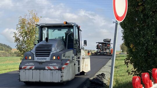 In dieser Woche wurde die Asphaltdeckschicht auf der Kreisstraße nach Netzbach und in Teilen der Bahnhofstraße aufgebracht.