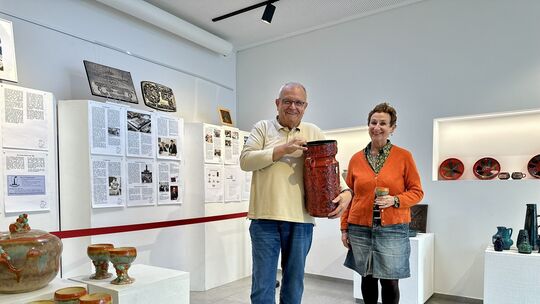 Klaus Lehnhäuser und Bärbel Bollinger-Spang vom Vorstand des Vereins Keramik Erleben sind stolz auf die jüngst eröffnete Ausstel