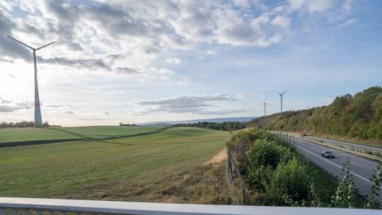 Der Blick von der Brücke der Kreisstraße 60 über die Autobahn 62 in Richtung Gimbweiler soll den Raum für die erste Abfahrtsramp
