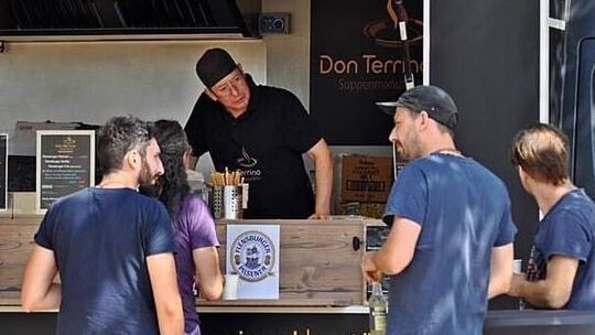 So kennen ihn viele Kunden in Neuwied und Umgebung: "Don Terrino“ Michael Perske in seinem Foodtruck, in dem er Suppen, Currys u