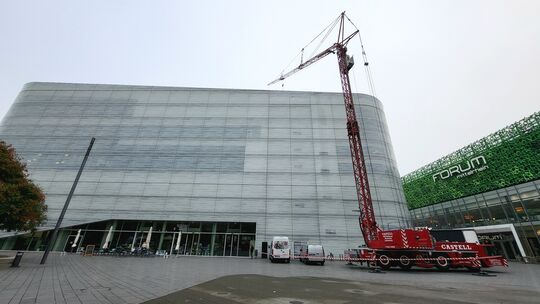 Ein Autokran steht am Donnerstagvormittag auf dem Zentralplatz in Koblenz.