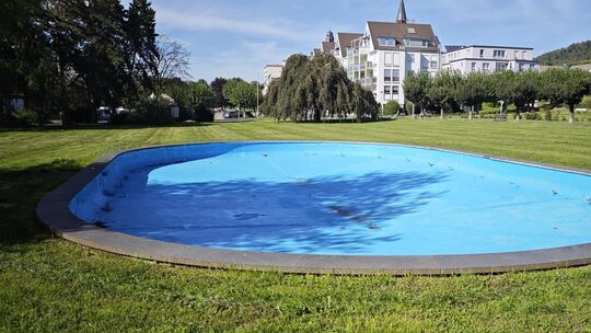 Seit Sommer 2022 liegt der große Springbrunnen vor der Therme in Bad Hönningen trocken. Trotz Sanierungsarbeiten für knapp 27.00