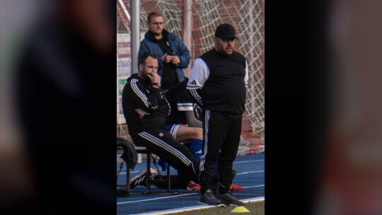 Aufmerksamer Beobachter am Spielfeldrand: Patrik Maaß (rechts) coacht den FC Schmittweiler seit Saisonbeginn. Links: Co-Trainer