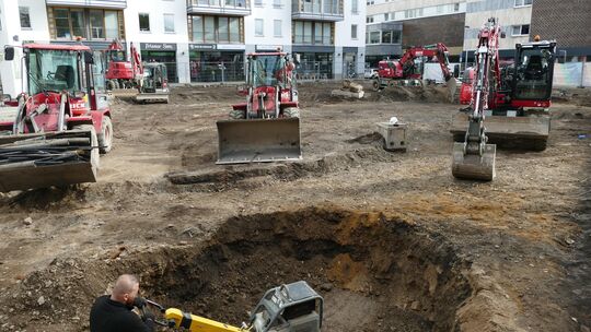 Nur eine große Baustelle ist derzeit der zentrale Platz an der Linde. Nichts ist im Untergrund vom einstmals prächtigen Palastho