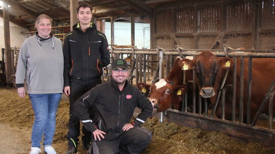 Abschied von der Milchwirtschaft: Silke und Matthias Augst vom Helmenzer "WällerHof" (hier mit ihrem 18-jährigen Sohn Malte) hab