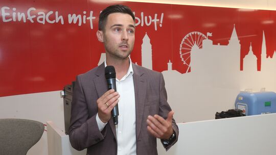 Johannes Göderz, verantwortlich für den Baubereich der KSK, gewährte den rund 70 Gästen während der Feierstunde Einblicke in die