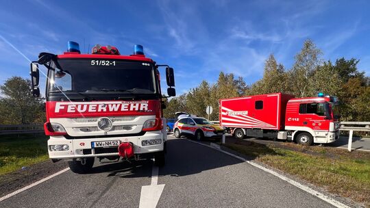 Einsatzkräfte der Feuerwehr sind bei einem schweren Verkehrsunfall auf der Bundesautobahn 3 (A3) an der Anschlussstelle Diez bei