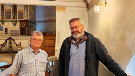 Oben an der Wand sind schon Risse: Friedhelm Schlosser (links) und Klaus Wallrabenstein kündigen die Sanierung der Pfarrkirche i